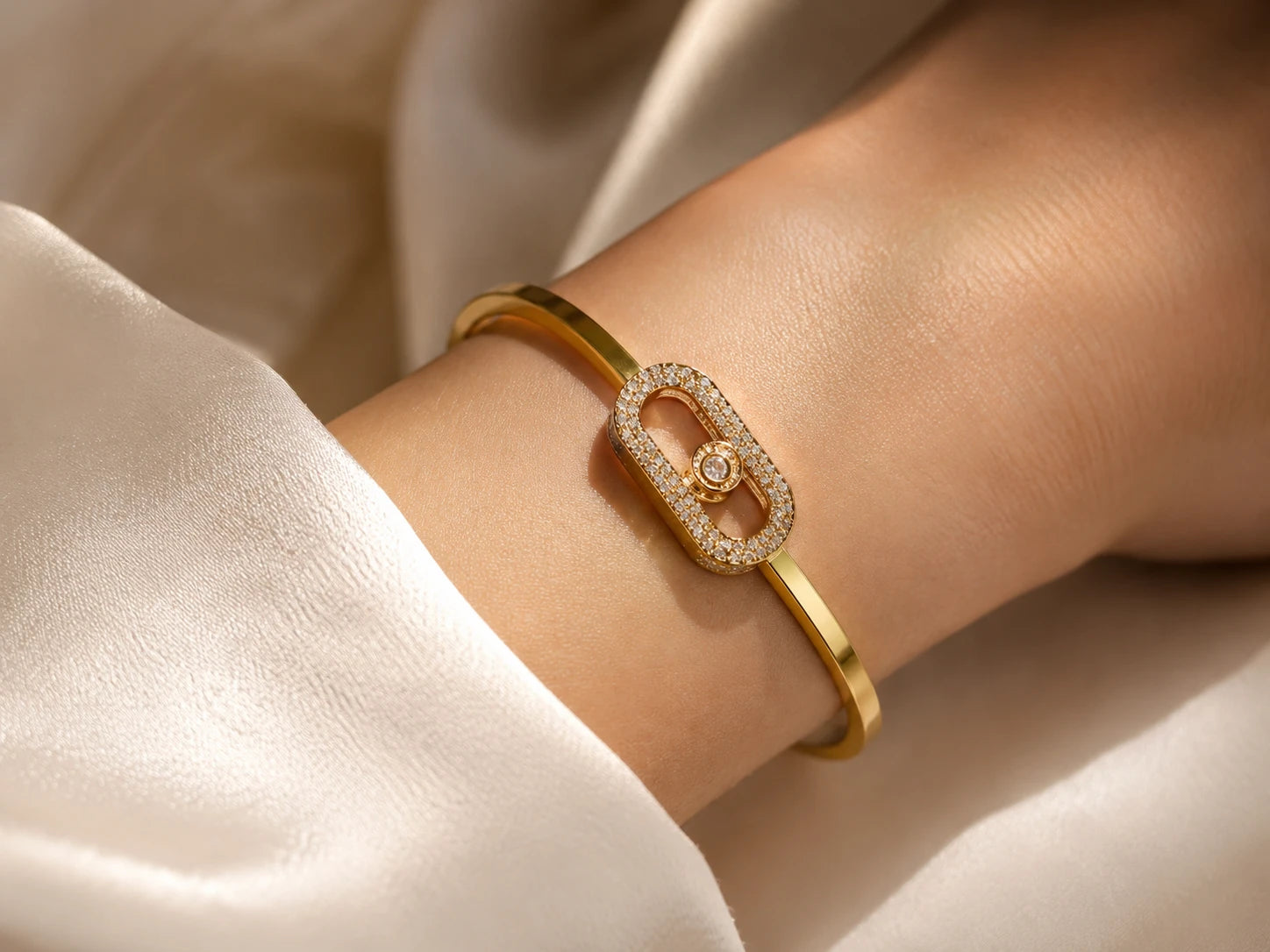 Moving Gem Bracelet