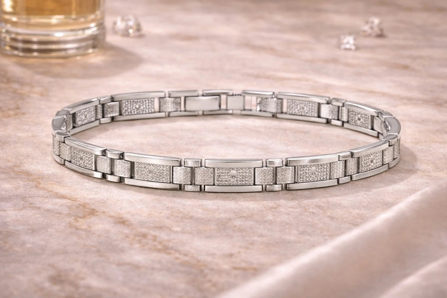 Link Bracelet with Geometric and Crystal Detaling