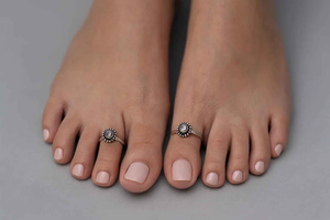 Classic Floral Adjustable Toe Ring with White Stone