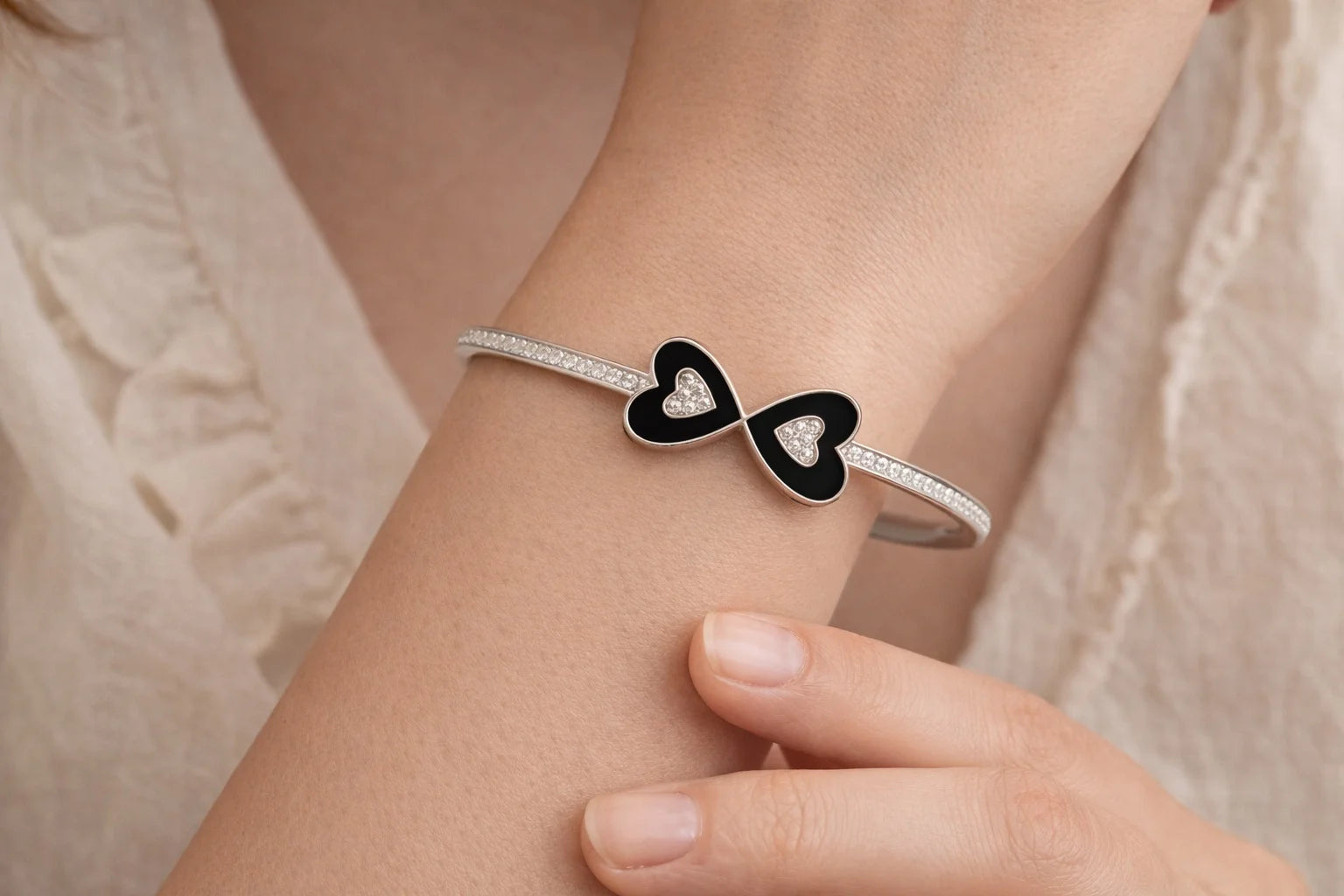 Amor Noir Dual Heart Bangle
