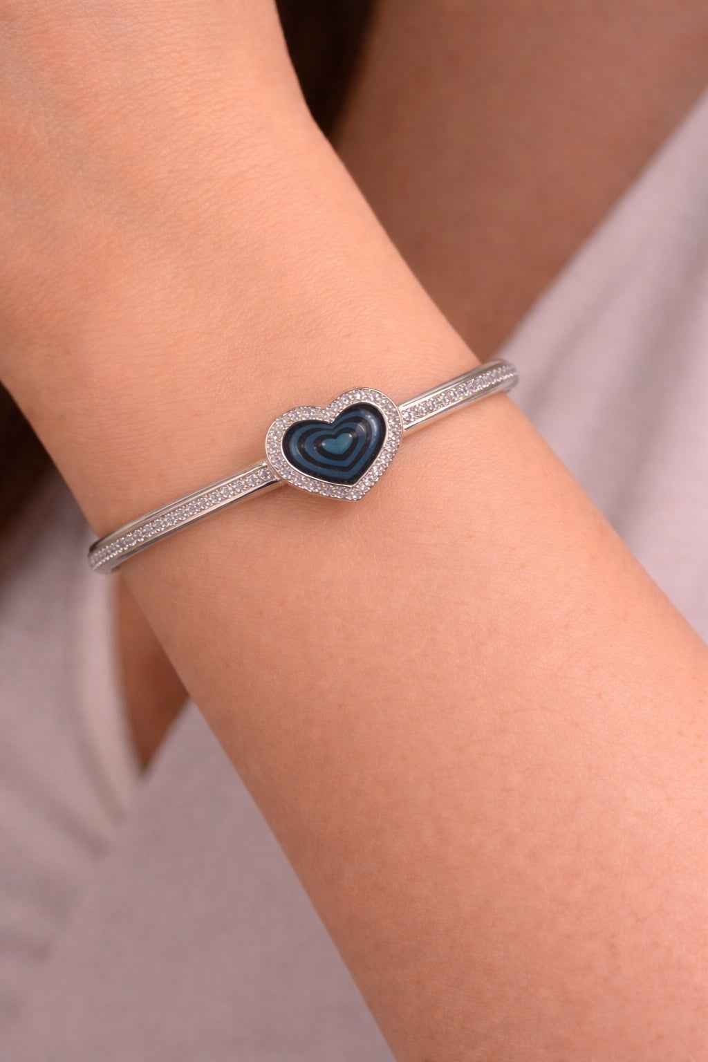Noir Aura Heart Bracelet