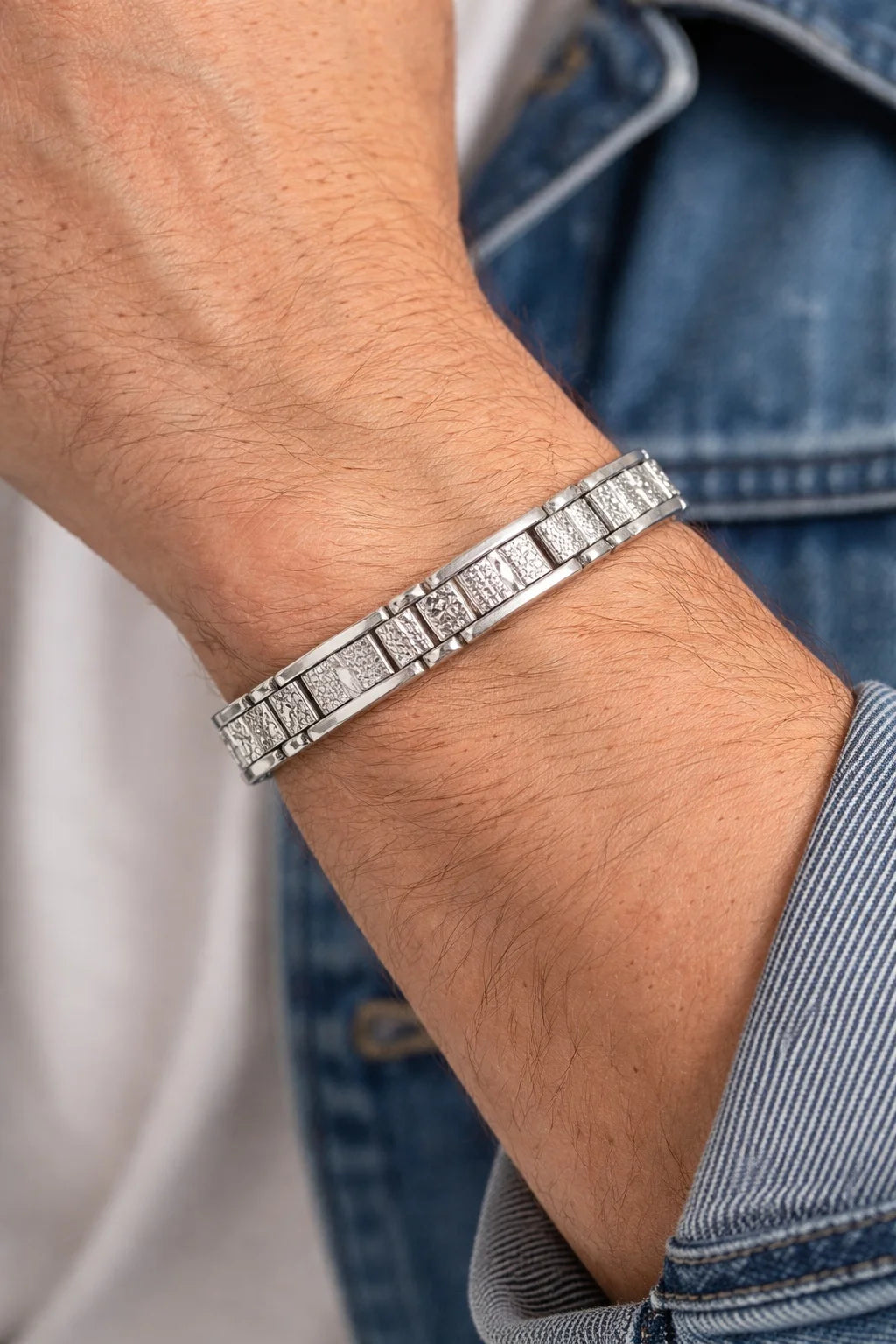 Link Bracelet with Geometric and Crystal Detaling
